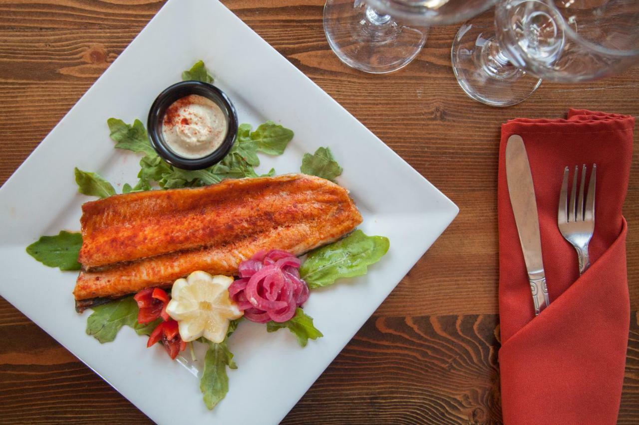 Summit Mountain Lodge And Steakhouse East Glacier Park Village Ngoại thất bức ảnh